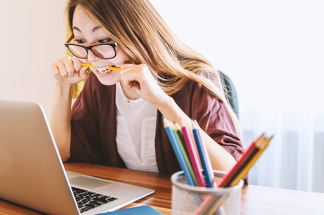 a woman reading dnd tips on a computer