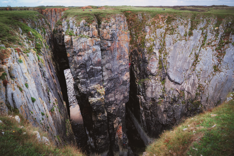 a dungeon masters imagination of a gaping chasm
